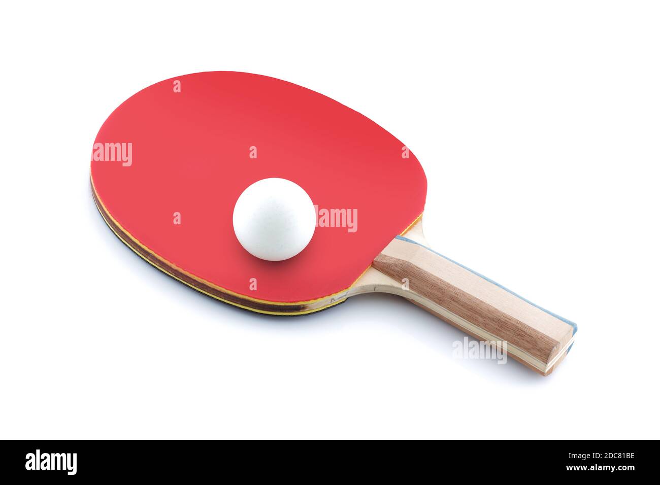 Une balle de ping-pong reposant sur une paddle de ping-pong sur blanc Banque D'Images