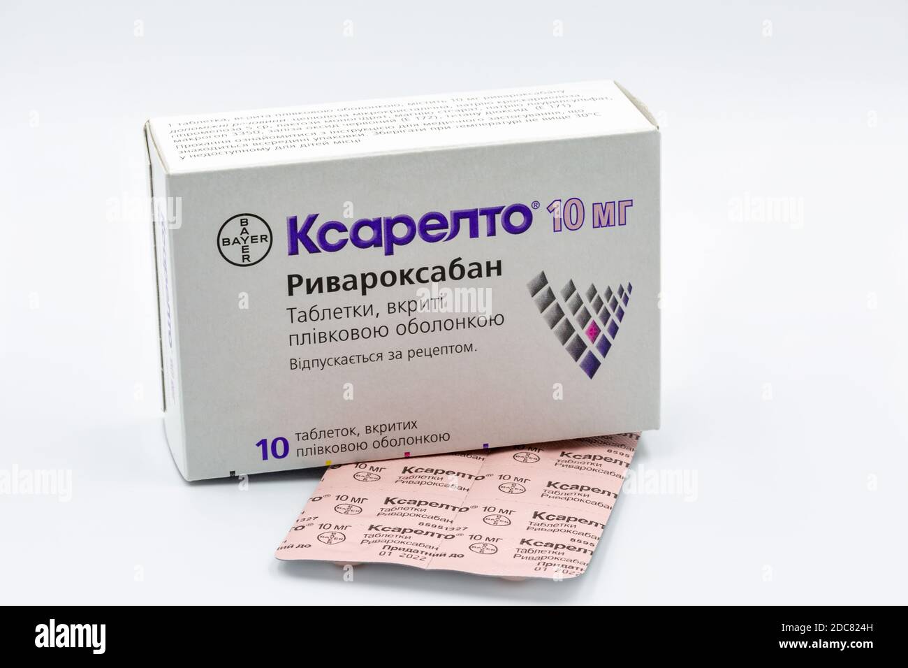 KIEV, UKRAINE - 14 NOVEMBRE 2020: Boîte de comprimés de Xarelto par Bayer gros plan contre le blanc. XARELTO rivaroxaban est un type de médicament moderne de renommée mondiale Banque D'Images