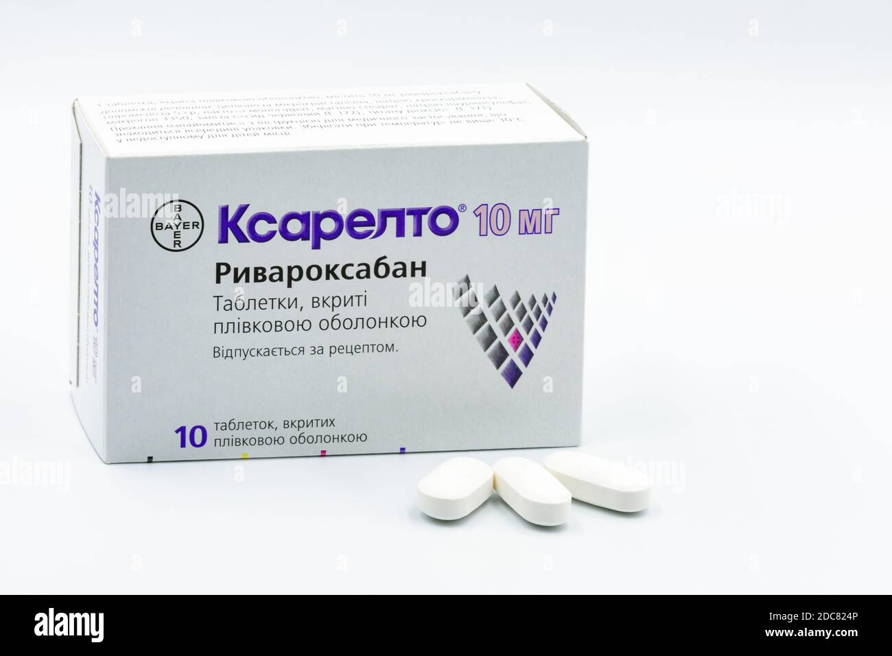 KIEV, UKRAINE - 14 NOVEMBRE 2020: Boîte de comprimés de Xarelto par Bayer gros plan contre le blanc. XARELTO rivaroxaban est un type de médicament moderne de renommée mondiale Banque D'Images
