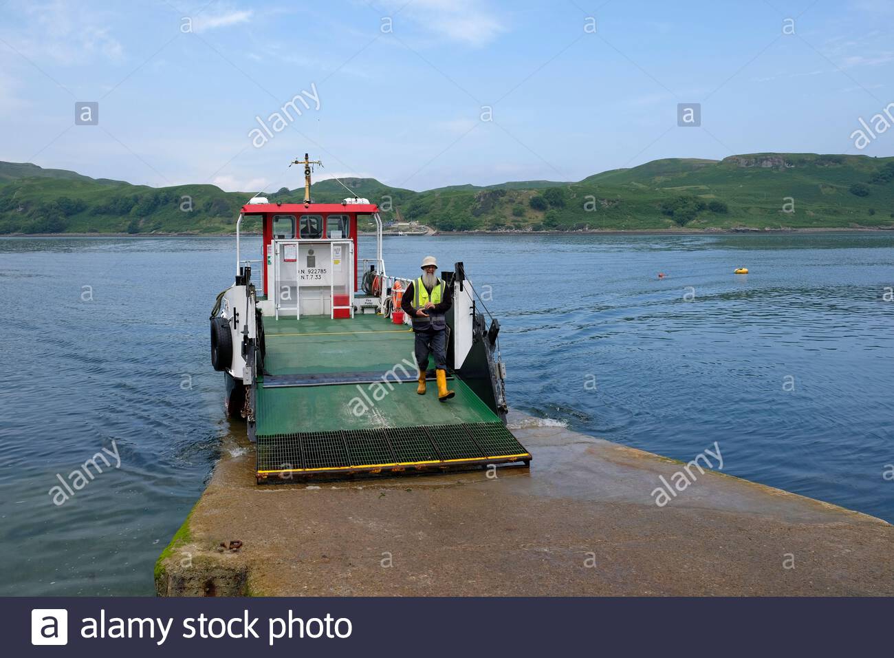 Ferryman sur le Calédonian MacBrayne ferry Carvoria, prêt pour les passagers à traverser l'île de Kerrera depuis le continent écossais Banque D'Images