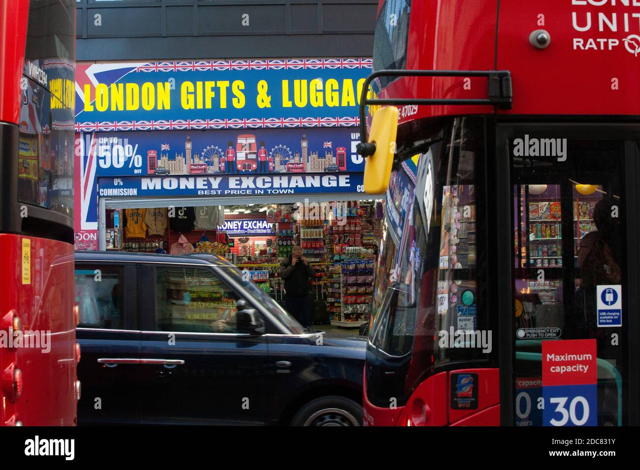 Londres, Royaume-Uni, 19 novembre 2020 : malgré le maintien de l'Angleterre et le temps pluvieux, certains font du lèche-vitrine ou utilisent Click and Collect dans le West End de Londres. Les boutiques de produits sucrés étaient ouvertes, même si elles ne vendent pas principalement des articles essentiels. Anna Watson/Alay Live News Banque D'Images