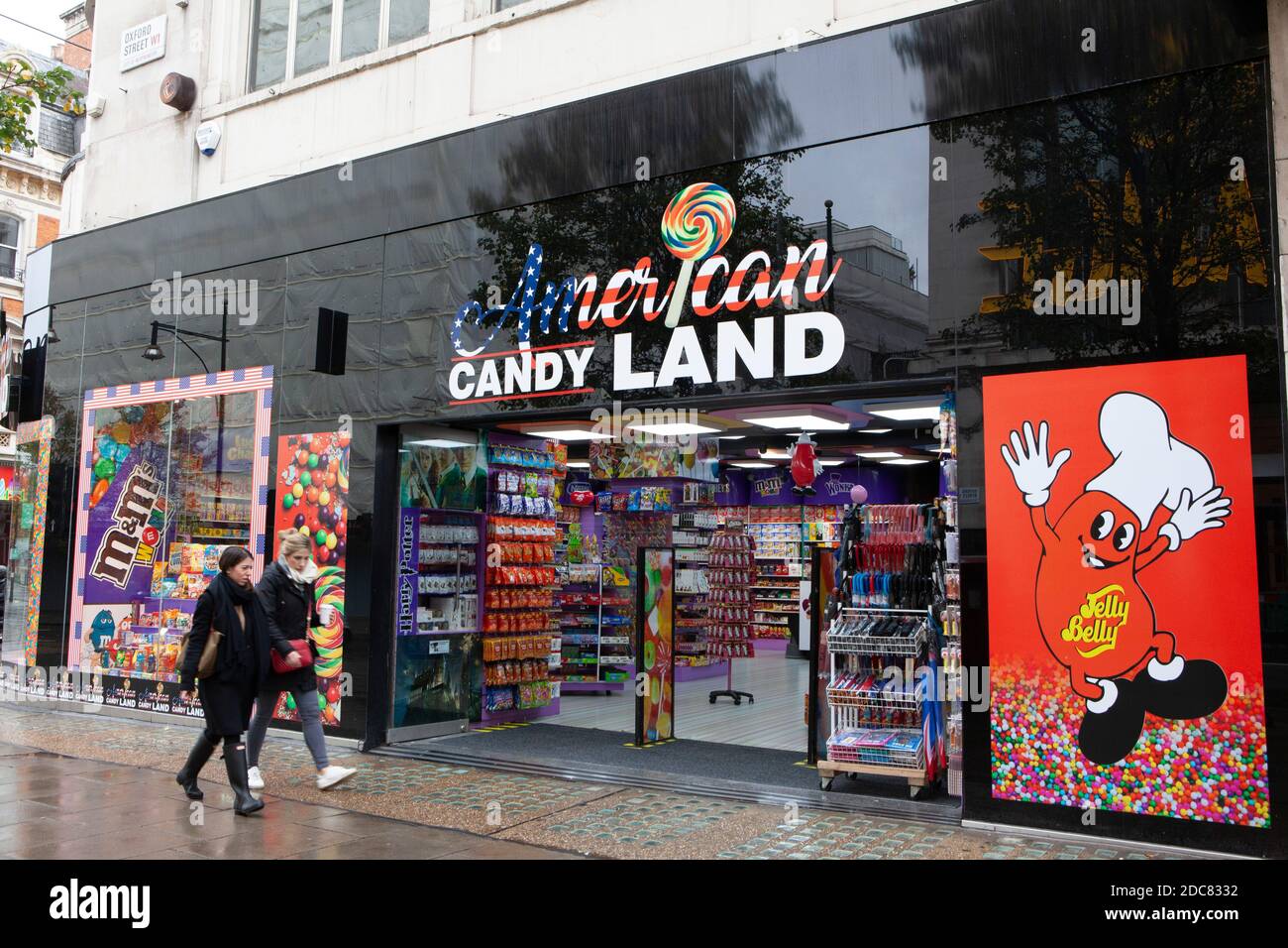 Londres, Royaume-Uni, 19 novembre 2020 : malgré le maintien de l'Angleterre et le temps pluvieux, certains font du lèche-vitrine ou utilisent Click and Collect dans le West End de Londres. Les boutiques de produits sucrés étaient ouvertes, même si elles ne vendent pas principalement des articles essentiels. Anna Watson/Alay Live News Banque D'Images
