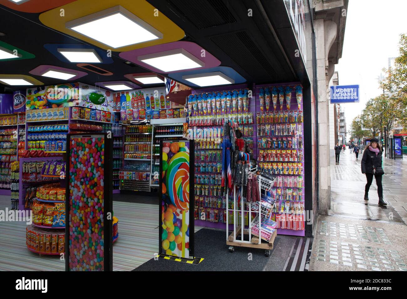 Londres, Royaume-Uni, 19 novembre 2020 : malgré le maintien de l'Angleterre et le temps pluvieux, certains font du lèche-vitrine ou utilisent Click and Collect dans le West End de Londres. Les boutiques de produits sucrés étaient ouvertes, même si elles ne vendent pas principalement des articles essentiels. Anna Watson/Alay Live News Banque D'Images