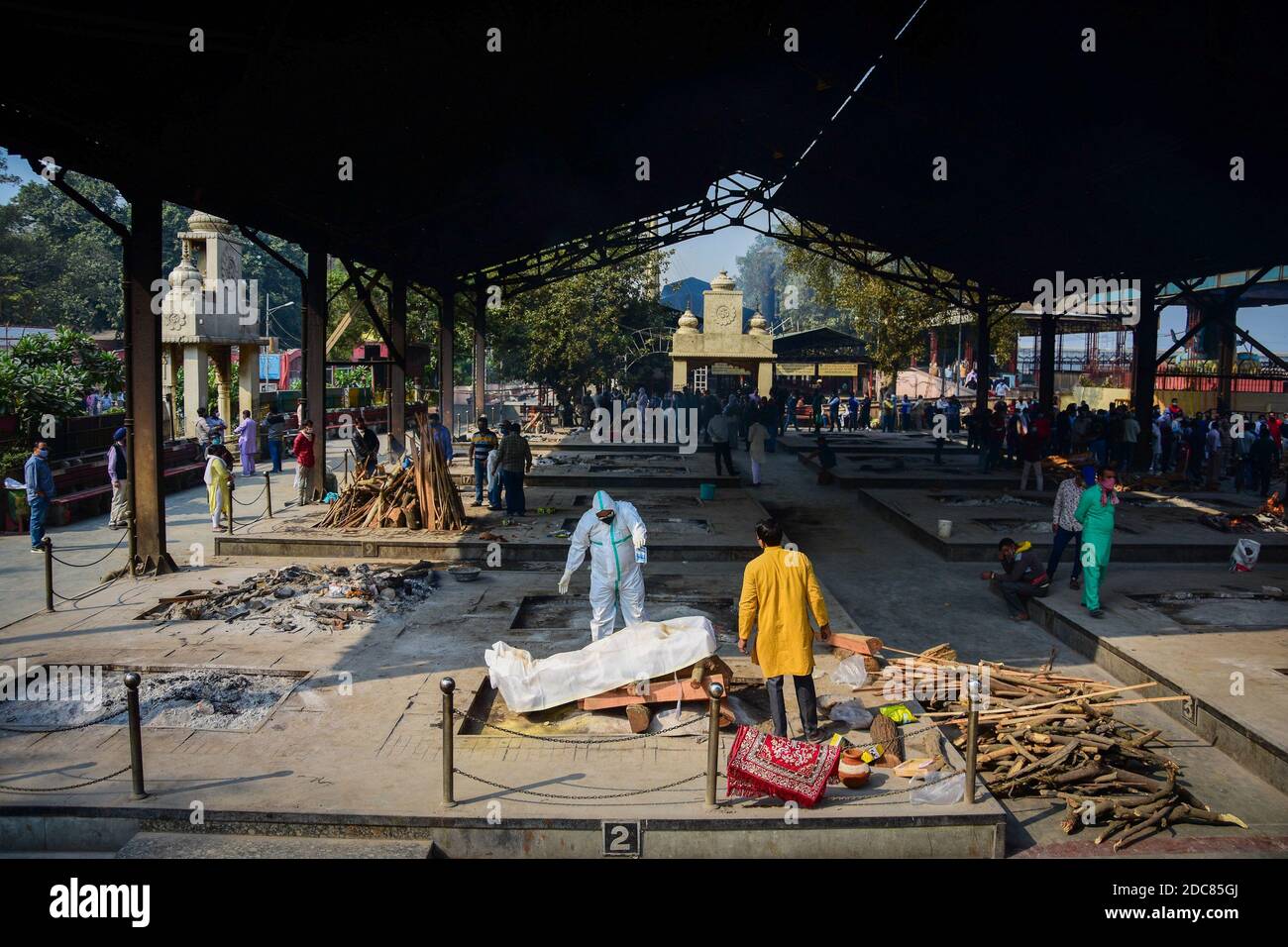 (NOTE DE LA RÉDACTION: L'image dépeint la mort) UN parent effectuant des rituels pour un homme qui est mort en raison de COVID-19 au crématorium de Nigambodh Ghat. L'Inde a enregistré un nombre total de 8 998 617 cas avec une reprise de 8,38 millions et 132,474 décès. Banque D'Images