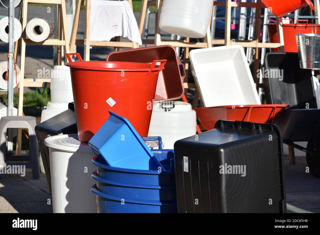 plastique coloré et autres articles en démonstration devant le magasin au soleil Banque D'Images