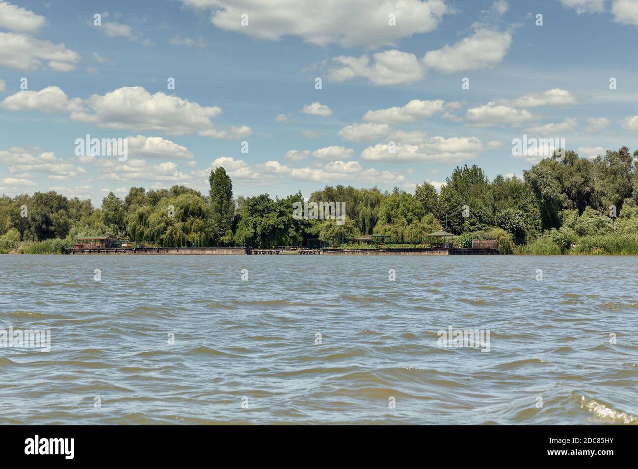 Paysage estival de la rive du Danube à Vilkove, en Ukraine. Proche de la Réserve de biosphère, de la mer Noire et du delta du Danube. Banque D'Images