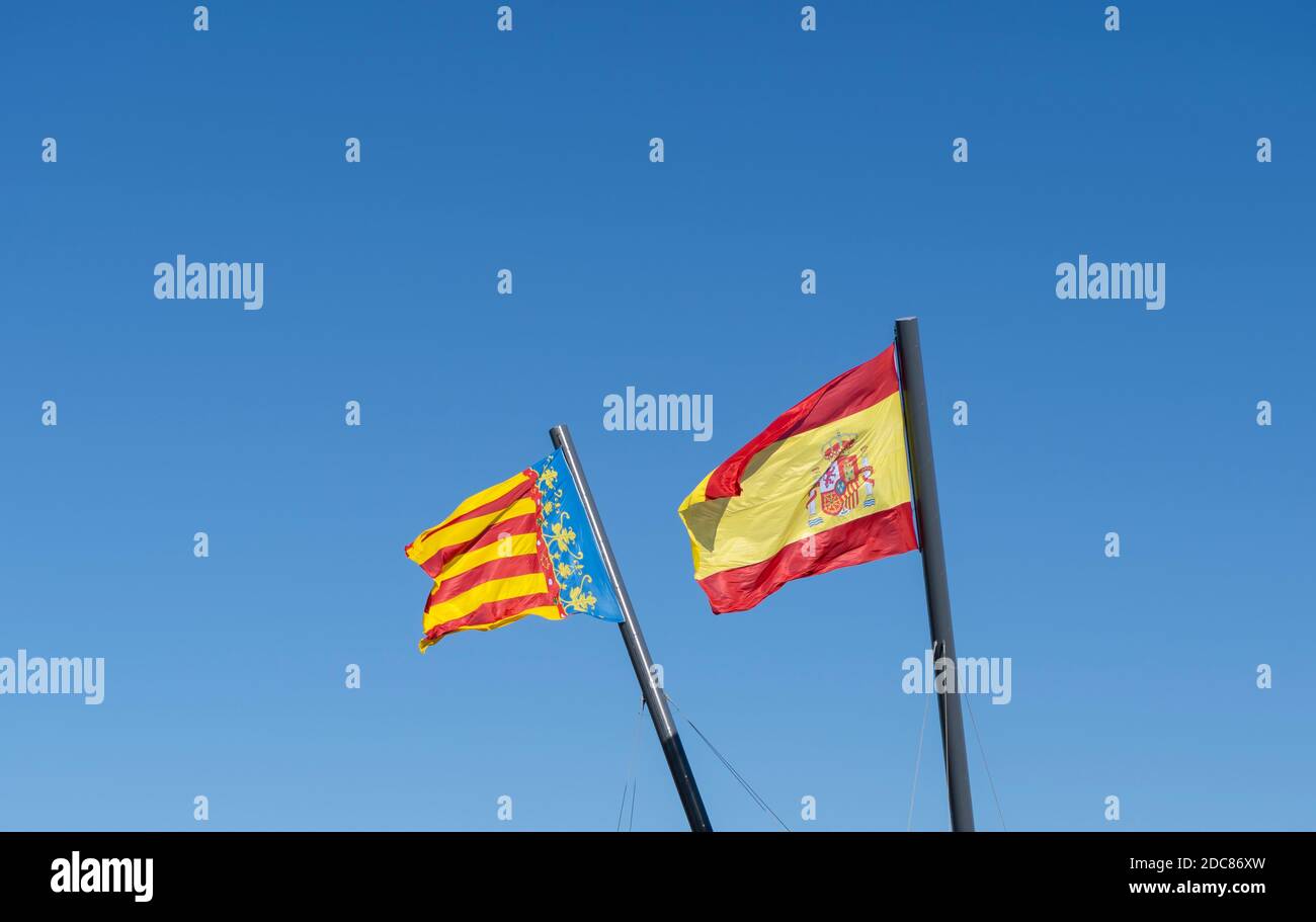 Drapeau espagnol et drapeau de la Communauté Valencienne agitant dans le vent, Port de Valence. Banque D'Images
