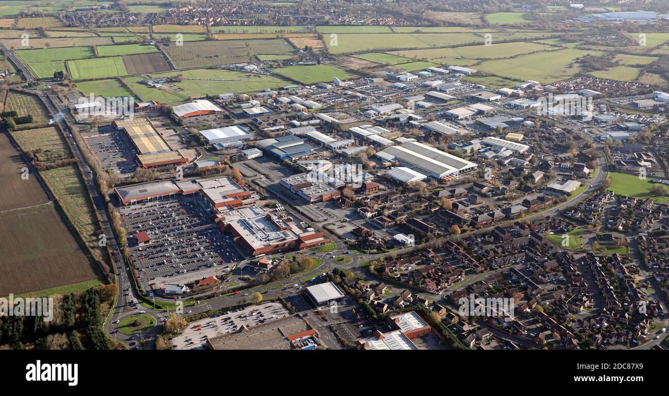 Vue aérienne du Clifton Moor Center (et une partie du Clifton Moor Retail Park en premier plan), côté nord de York, Royaume-Uni Banque D'Images