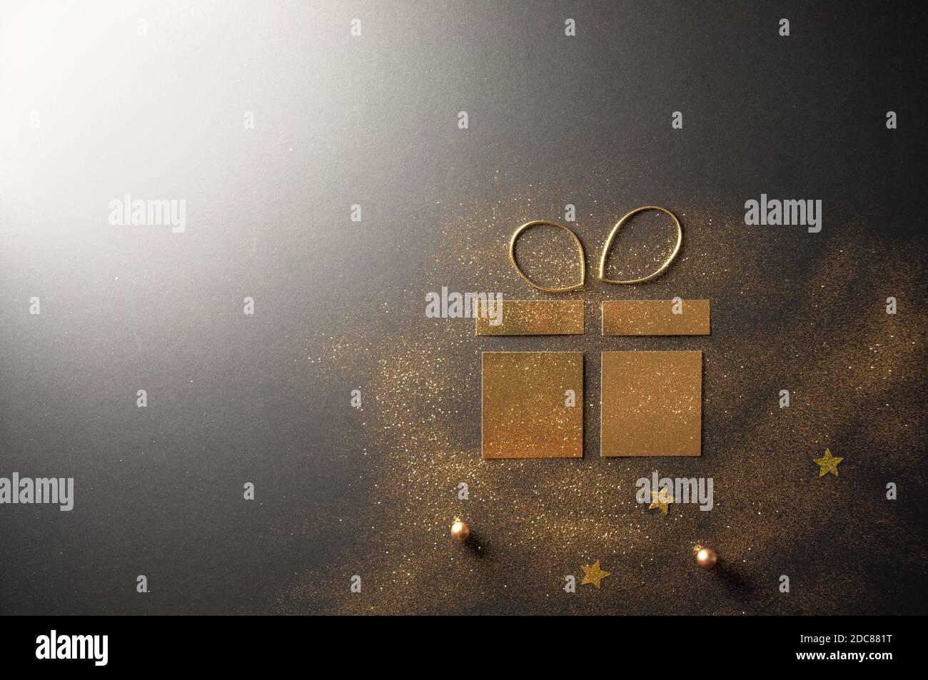Icône de boîte cadeau créée avec une carte et des paillettes dorées Banque D'Images