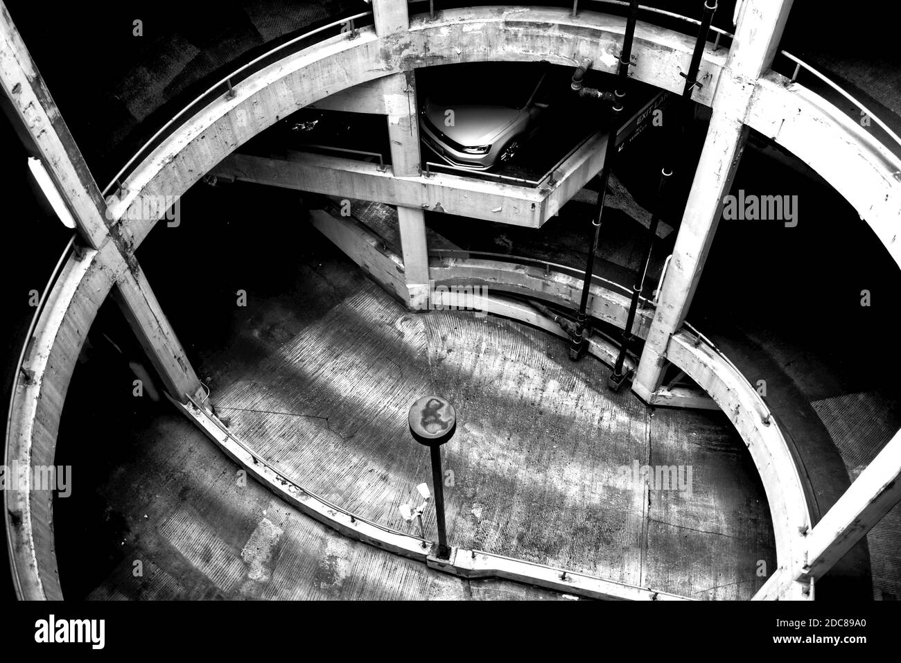 Vue sur une rampe en spirale, un parking à South Loop, Chicago en noir et blanc Banque D'Images