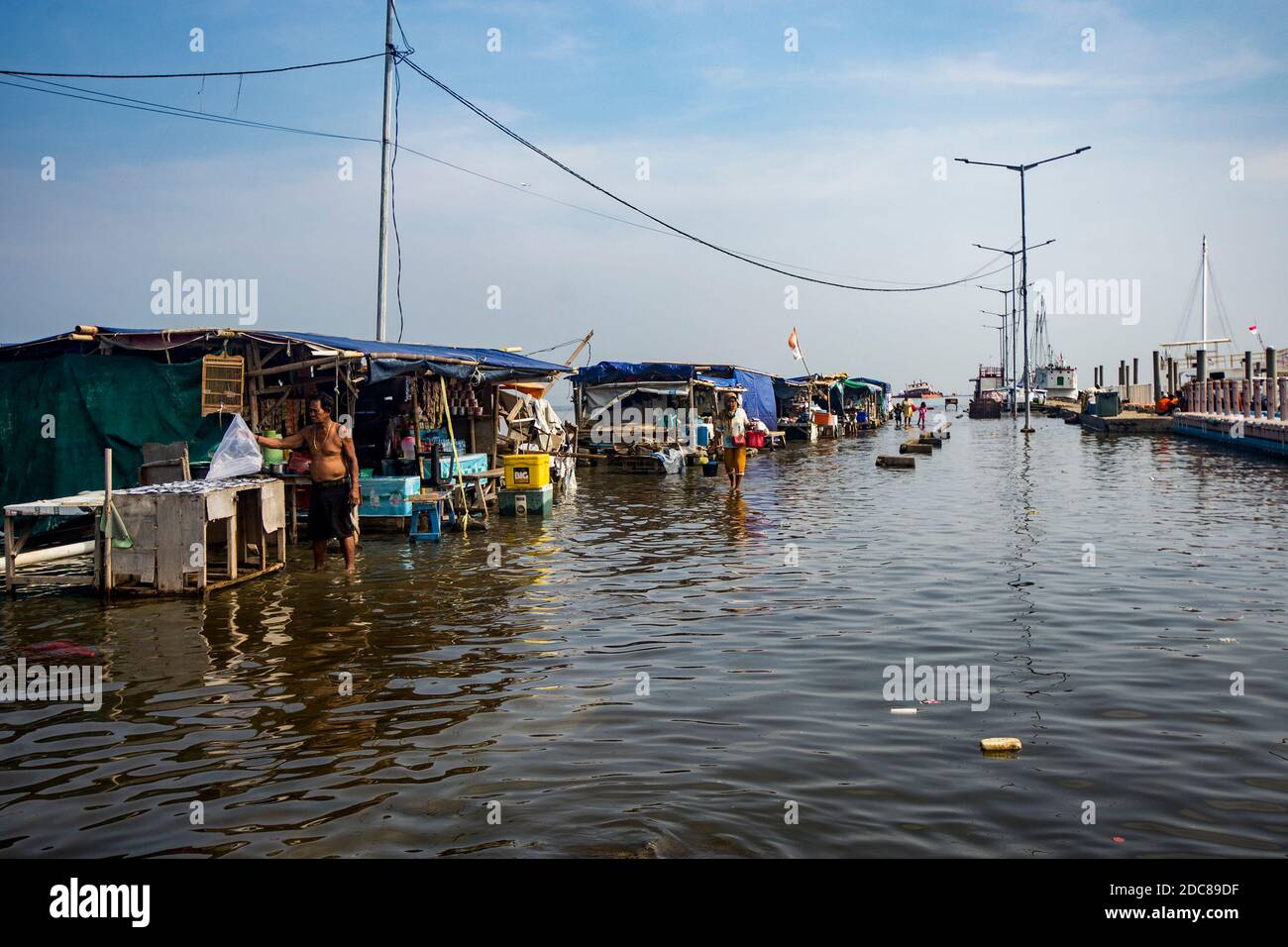Jakarta, Indonésie. 19 novembre 2020. A View crues de marée qui ont frappé Muara Angke dans le nord de Jakarta, en Indonésie, le 19 novembre 2020. L'inondation est due à la marée haute et au changement climatique. (Photo de Ahmad Rajif Sidiq/INA photo Agency/Sipa USA) crédit: SIPA USA/Alay Live News Banque D'Images