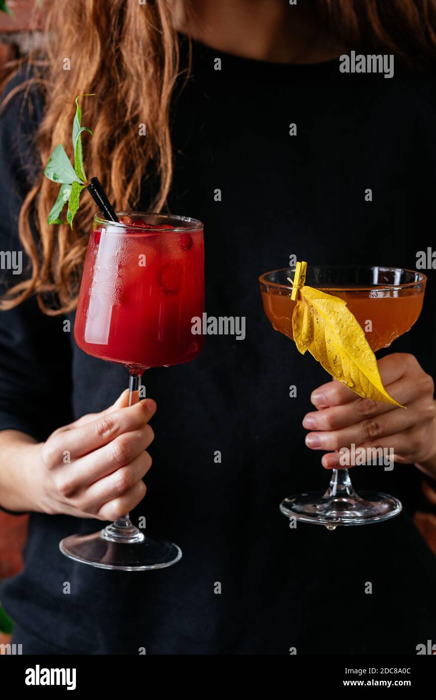 cocktails d'automne entre les mains des femmes Banque D'Images
