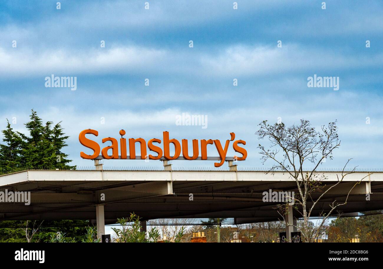 Supermarché Sainsbury à Grantham, Lincolnshire, Royaume-Uni - panneau sur le toit de la station-service Banque D'Images