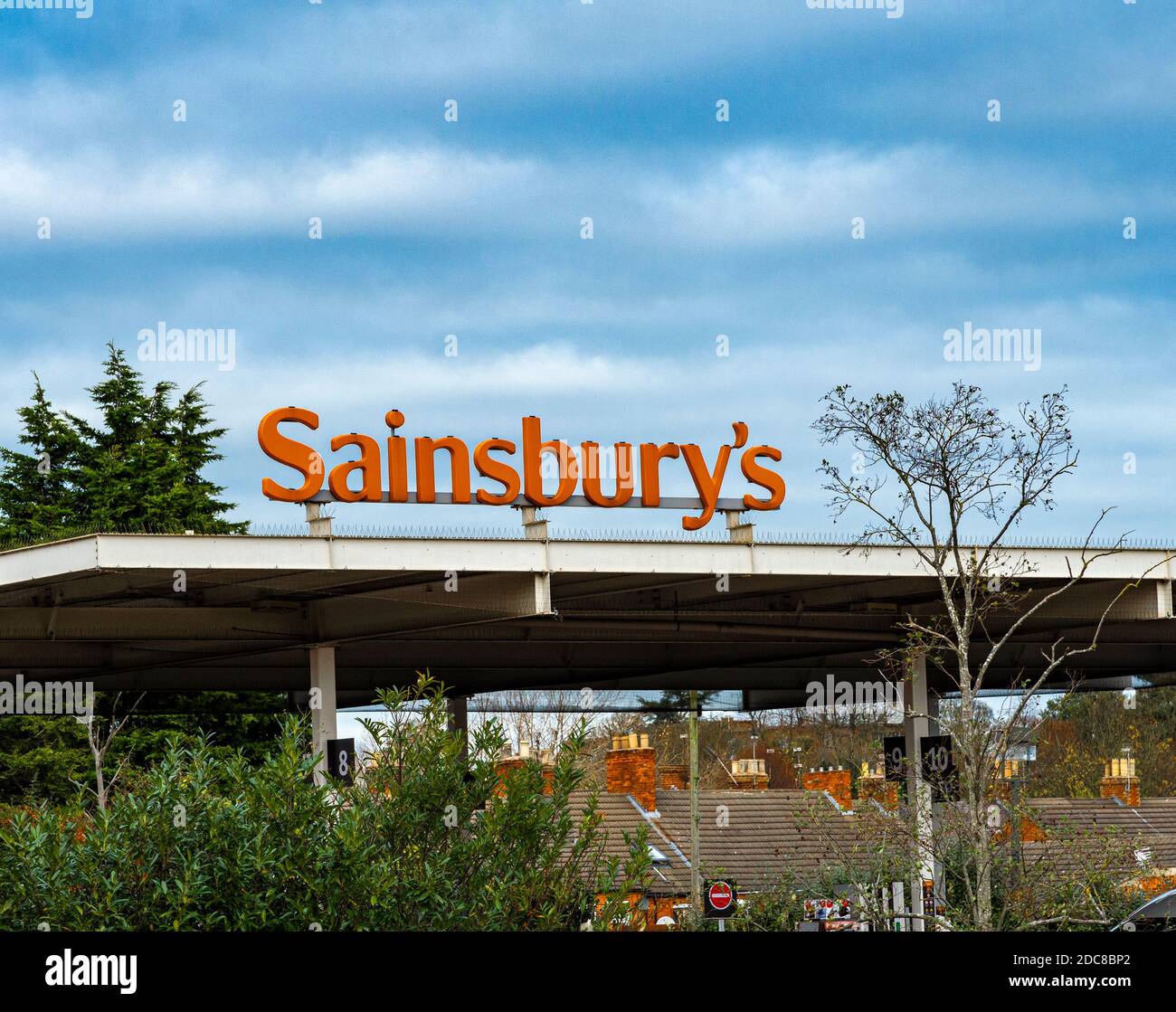 Supermarché Sainsbury à Grantham, Lincolnshire, Royaume-Uni - panneau sur le toit de la station-service Banque D'Images