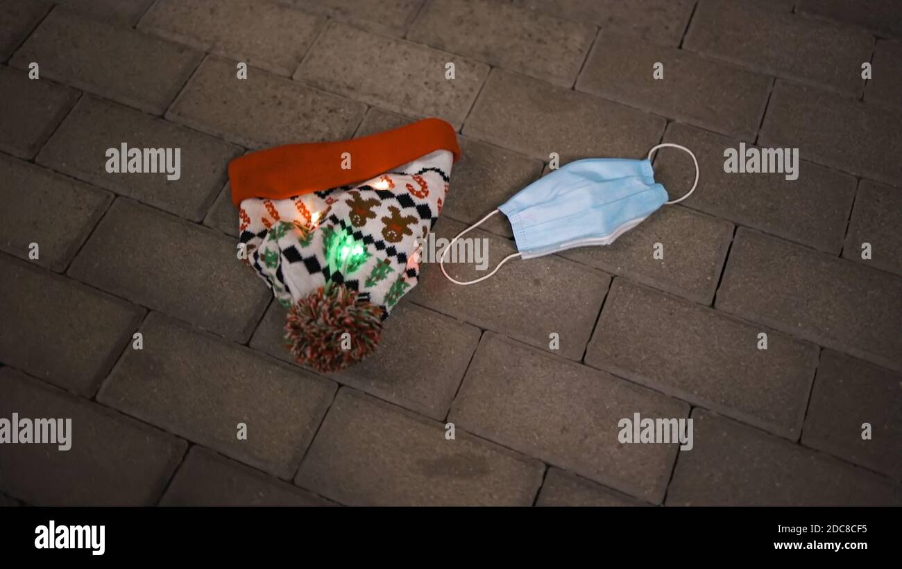 Chapeau de Noël et masque médical sur béton Banque D'Images