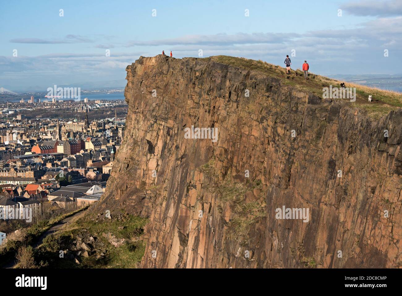 Coureurs et randonneurs qui profitent du soleil de novembre sur les Crags de Salisbury, Édimbourg, Écosse, Royaume-Uni. Banque D'Images