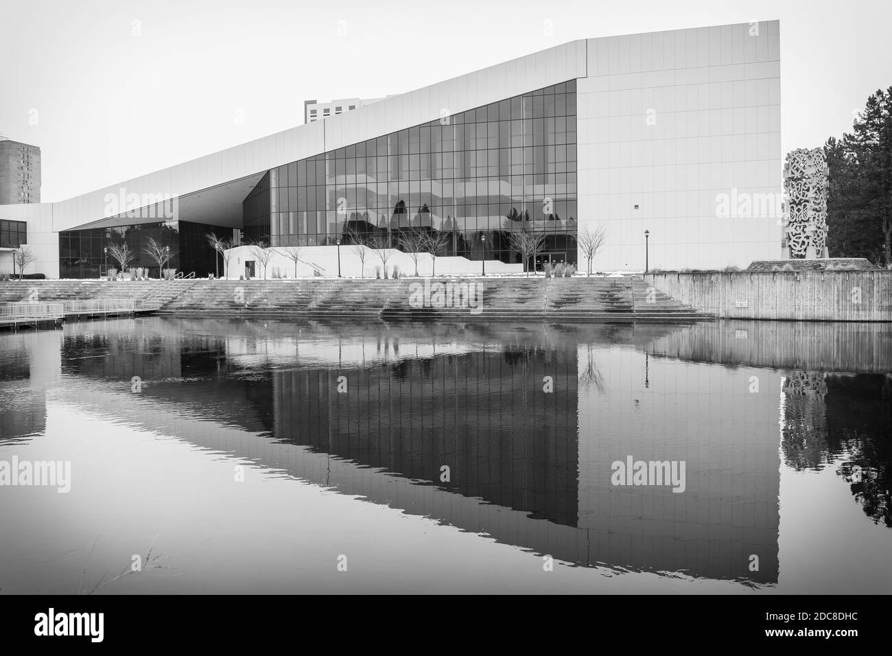 Bâtiment moderne avec réflexion dans l'eau Banque D'Images