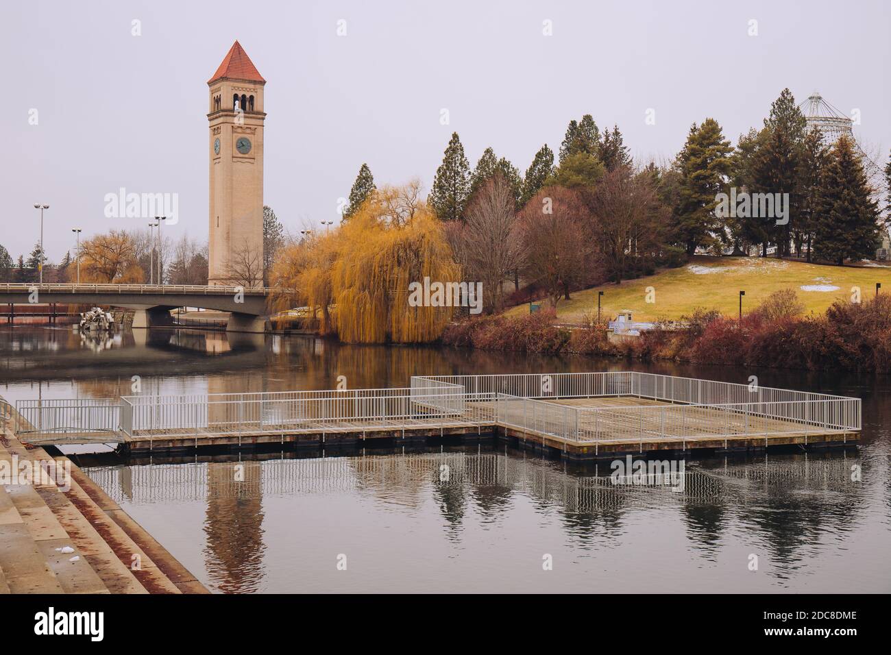 Vue sur la Tour de l'horloge et la jetée sur la rivière en ville Stationnement Banque D'Images