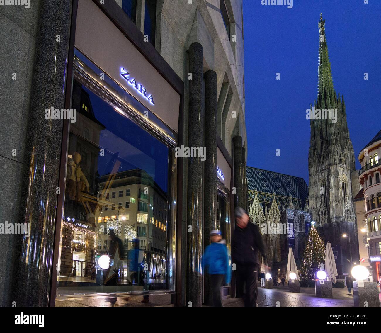 Wien, Vienne: Fermé à l'enfermement en raison de la pandémie de COVID 19 dans la période précédant Noël, vitrine noire de magasin, Stephansdom (St. Cathédrale de Stephen Banque D'Images