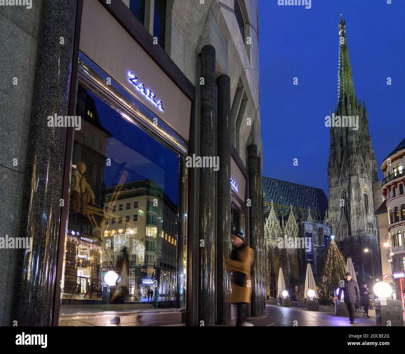 Wien, Vienne: Fermé à l'enfermement en raison de la pandémie de COVID 19 dans la période précédant Noël, vitrine noire de magasin, Stephansdom (St. Cathédrale de Stephen Banque D'Images