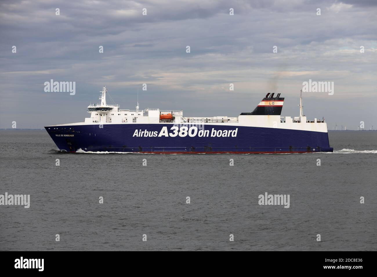 Le navire de fret RO-RO ville de Bordeaux passera par Cuxhaven le 21 août 2020 en route vers la France. Banque D'Images