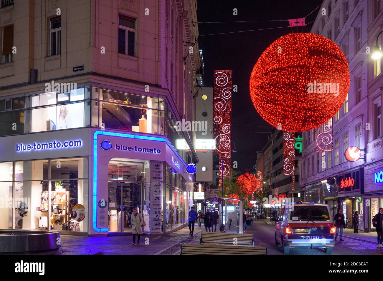 Wien, Vienne: Fermé à l'isolement en raison de la pandémie de COVID 19 dans la période précédant Noël, vitrine sombre, rue commerçante Rotenturmstraße, Pol Banque D'Images