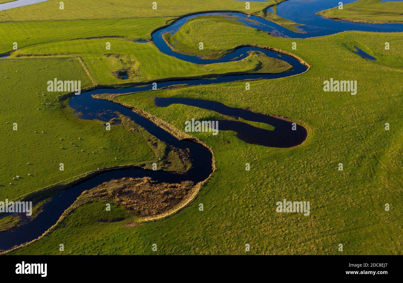 Vue aérienne des formations d'Oxbow sur la rivière Clyde, dans le sud du Lanarkshire, en Écosse. Banque D'Images