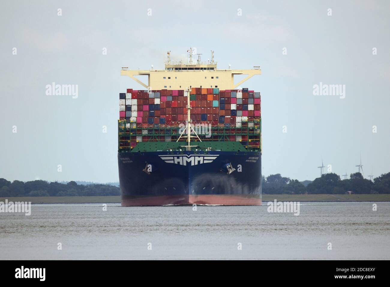 Le navire à conteneurs HMM Rotterdam passera par Cuxhaven sur la rivière Elbe le 20 août 2020 en route vers la mer du Nord. Banque D'Images