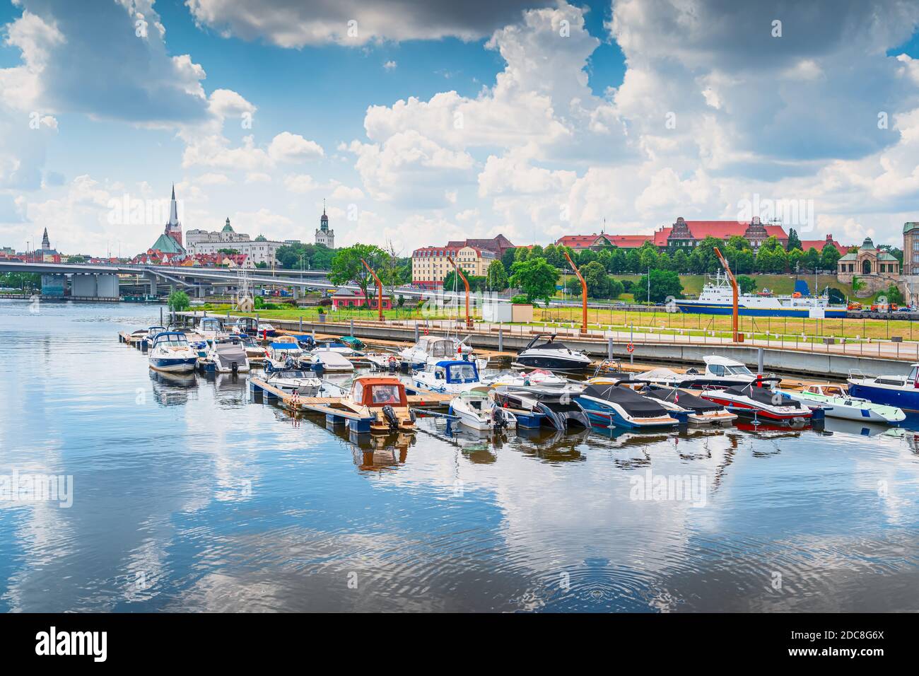 Ondulation sur l'eau. Bateaux à moteur amarrés dans le port de plaisance avec vue sur le château de Dukes de Pomeranian, la cathédrale et la vieille ville de queys à Szczecin, Pologne Banque D'Images