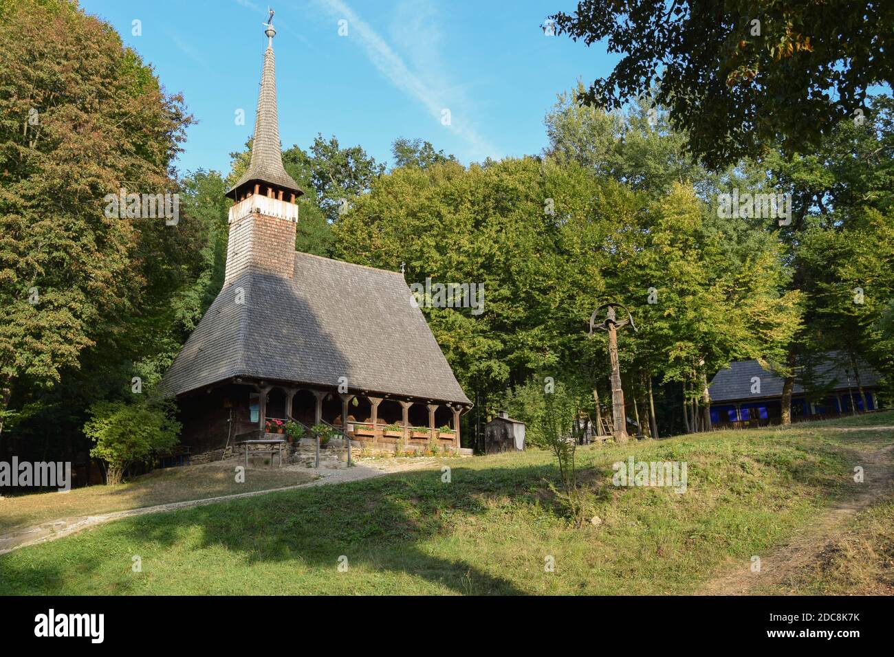 Église historique traditionnelle en bois dans la région de Maramures, dans le nord de la Transylvanie. Banque D'Images