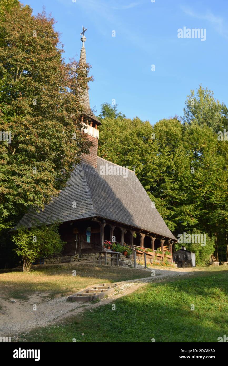 Église historique traditionnelle en bois dans la région de Maramures, dans le nord de la Transylvanie. Banque D'Images