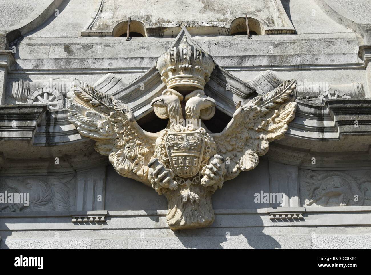 Alba Iulia, Roumanie - 20 septembre 2020. Aigle à double tête couronné  décorant la quatrième porte de la citadelle d'Alba en Caroline. Détail de la  cour sur le Photo Stock - Alamy