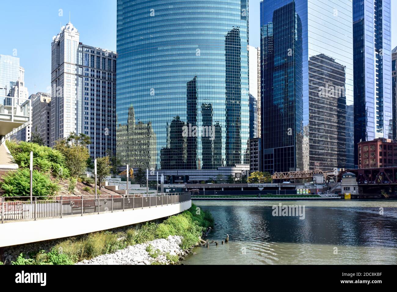 Chicago River traversant la grande ville parmi les gratte-ciels et ciel bleu Banque D'Images