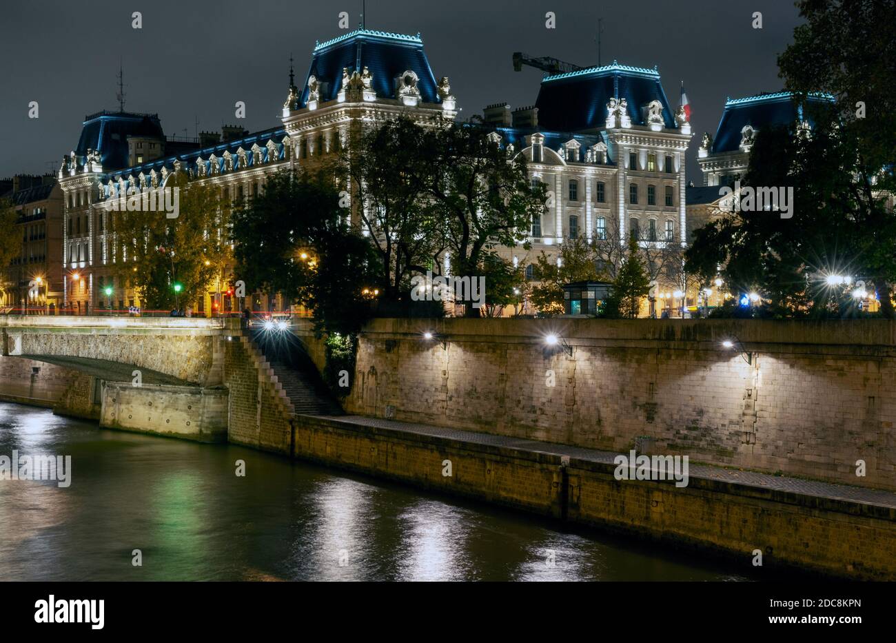 Vue nocturne des bâtiments de la Préfecture de police à côté du Rhin, Paris, France, Europe. Banque D'Images