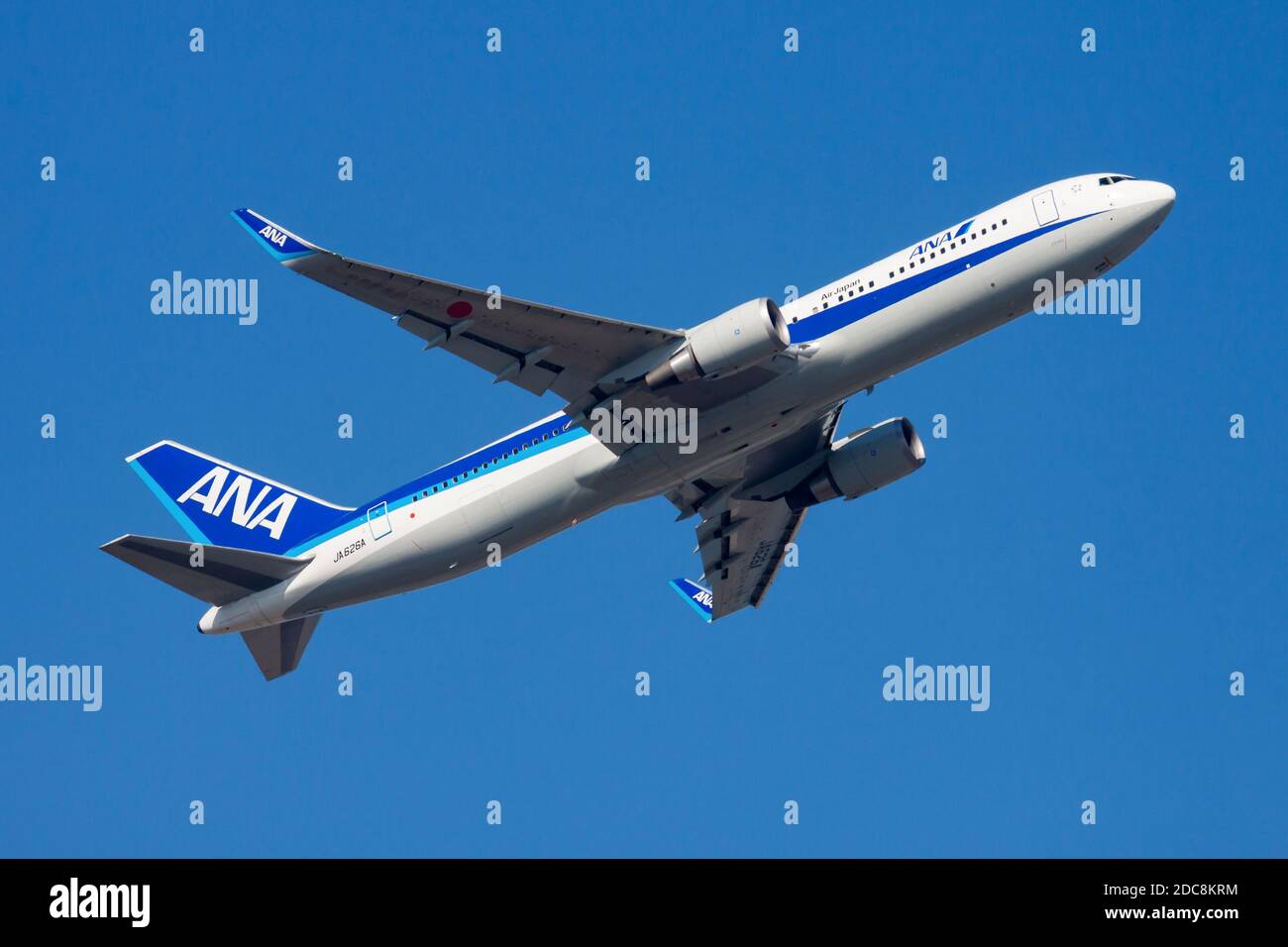 Hong Kong / Chine - 1 décembre 2013 : All Nippon Airways Boeing 767-300 JA626A départ de l'avion passager et décollage à Hong Kong Chek Lap Kok Airpor Banque D'Images