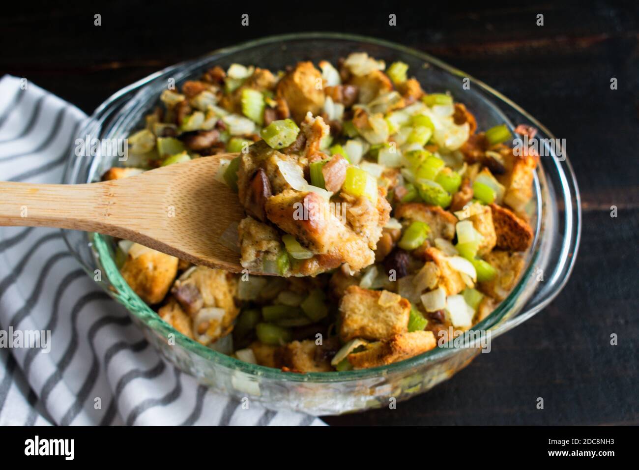 Vinaigrette au châtaignier à l'ancienne : vinaigrette traditionnelle ou farce faite de châtaignes grillées, de céleri et d'oignons Banque D'Images