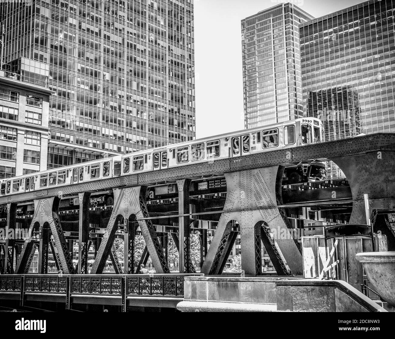 métro surélevé entre les gratte-ciel de la ville Banque D'Images