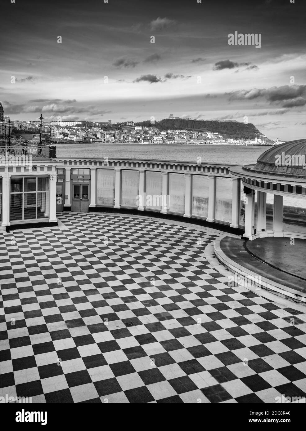 Centre de divertissement Scarborough Spa. Le premier plan se compose d'un plancher à carreaux et d'un dôme avec la ville de Scarborough et le château au loin. Banque D'Images