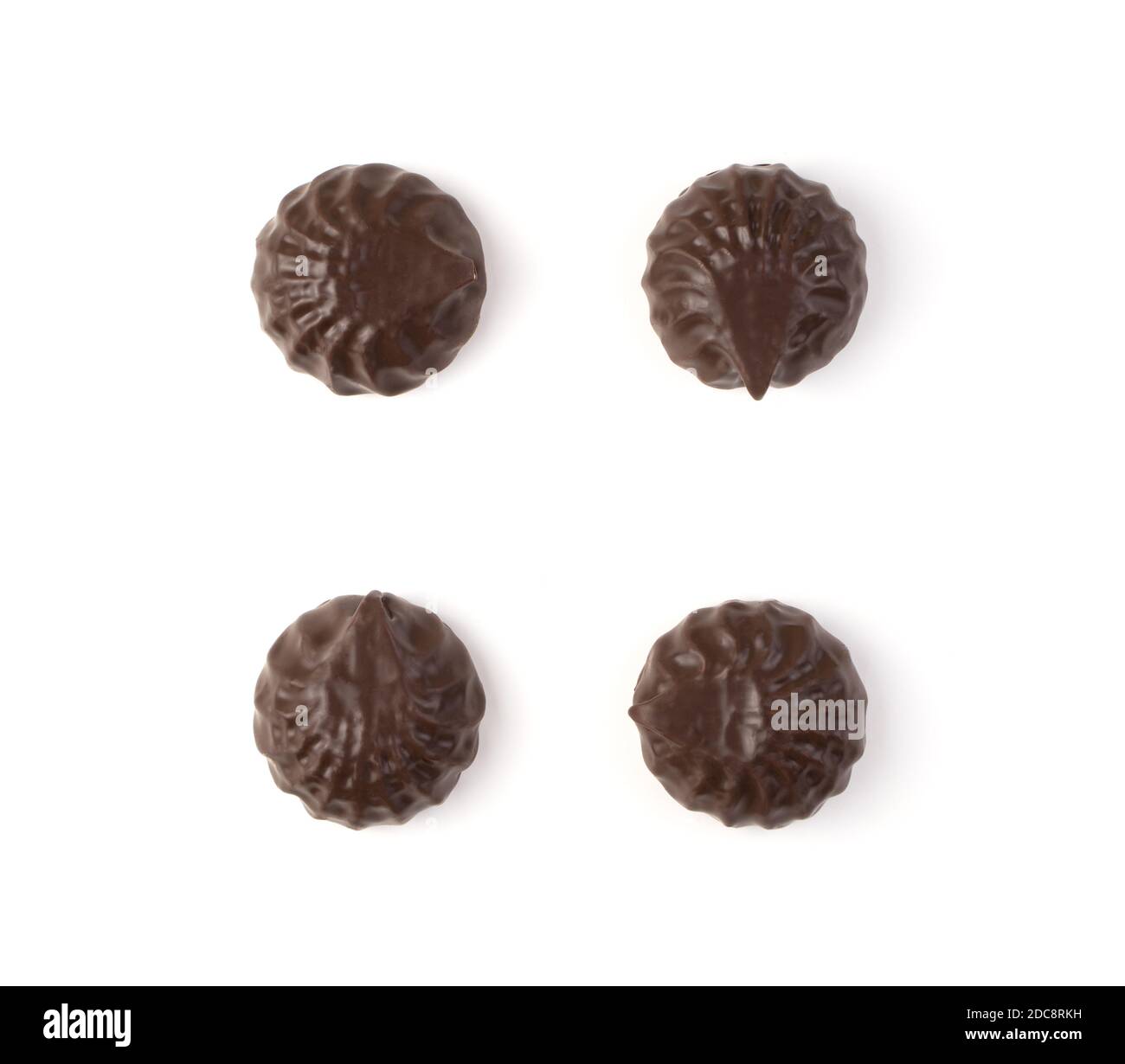 Les guimauves enrobées de chocolat sont disposées sur un fond blanc. Banque D'Images