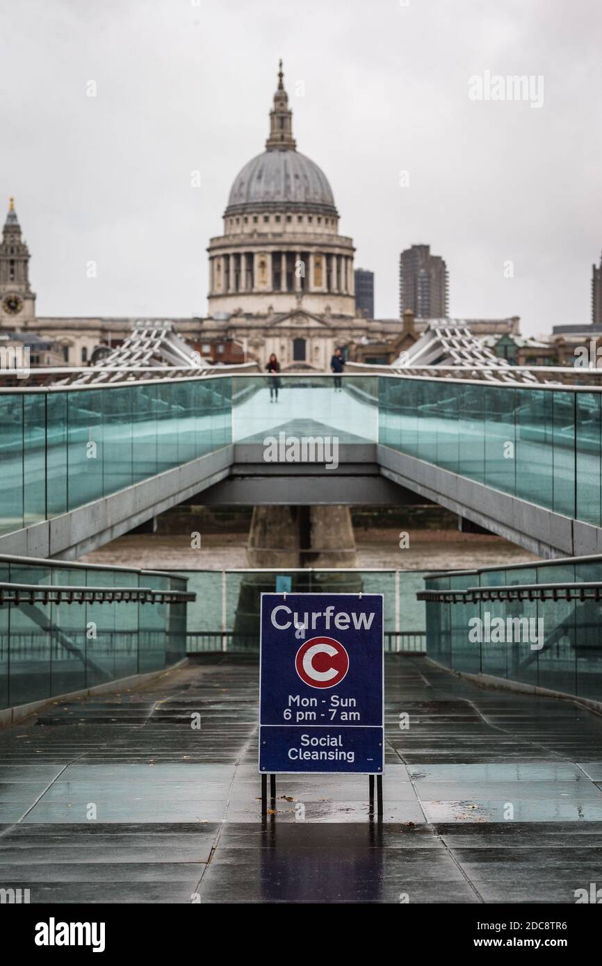Un nettoyage social au pied du Millennium Bridge à Londres pendant l'éclusage 2. Banque D'Images