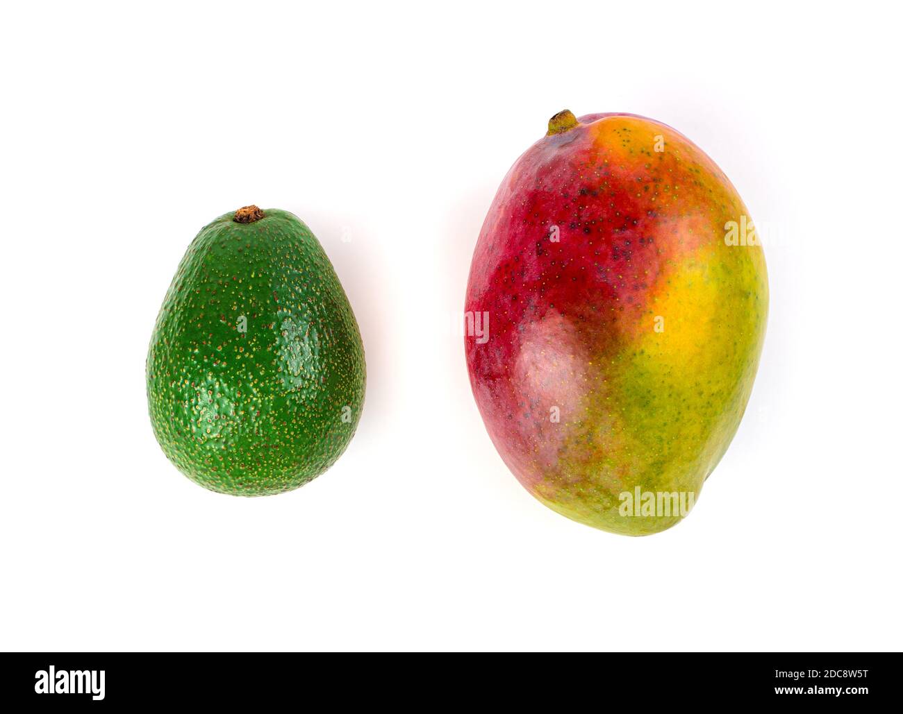 Mangue fraîche et avocat isolés sur fond blanc. Banque D'Images