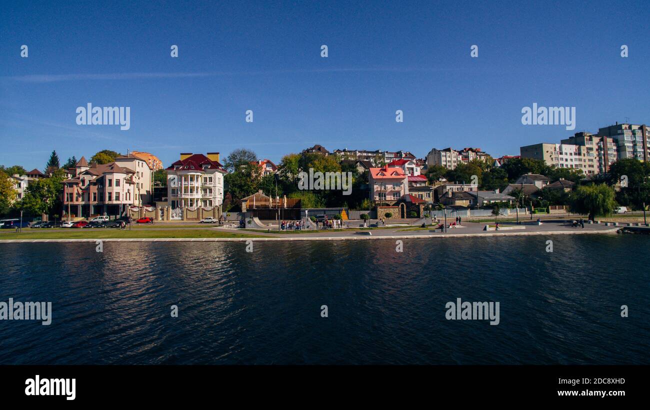 Vue aérienne de la ville pittoresque verdoyante sur la rive du lac. Ternopil. Ukraine Banque D'Images