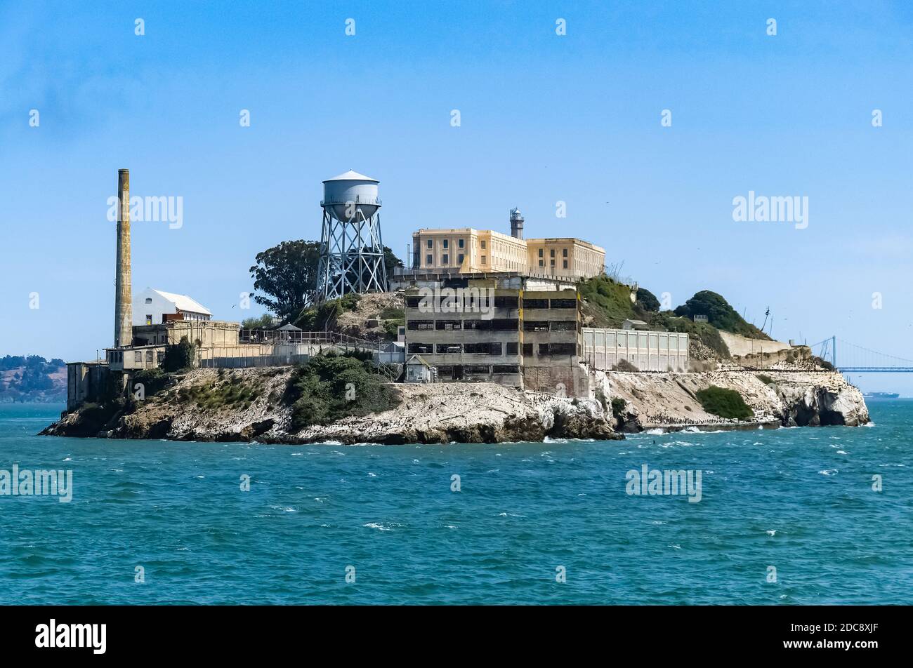 L'île d'Alcatraz et la prison d'Alcatraz qui se trouvent dans la baie de San Francisco, au large de San Francisco. Banque D'Images