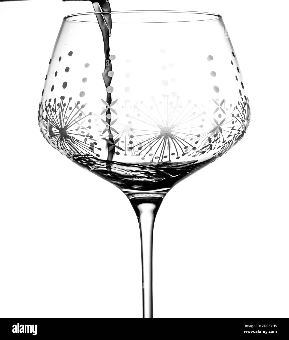 Verser le vin rouge dans un verre à vin Banque D'Images