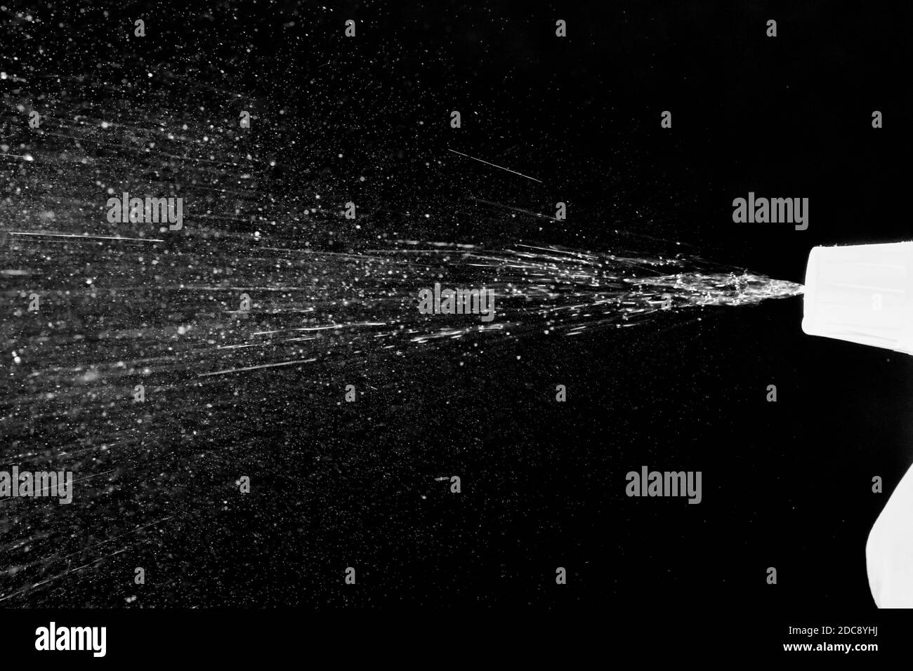 vue rapprochée du jet de pulvérisation de liquide provenant du flacon pulvérisateur Banque D'Images