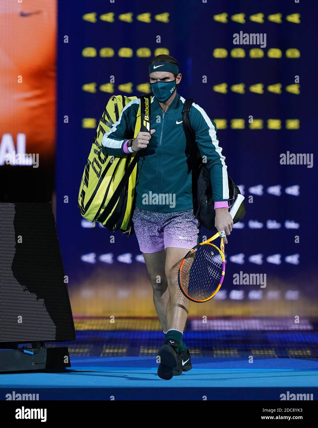 Rafael Nadal se rend sur le terrain en portant un masque facial pour  reconnaître ses 20 titres Grand Chelem au cours du cinquième jour des  finales de Nitto ATP à l'O2 Arena,