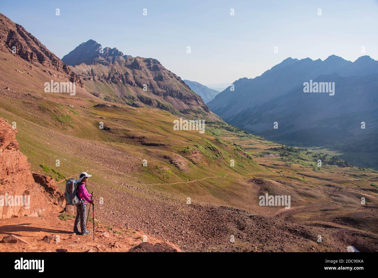 Escalade vers West Maroon Pass sur la boucle Maroon Bells, Aspen, Colorado, États-Unis Banque D'Images