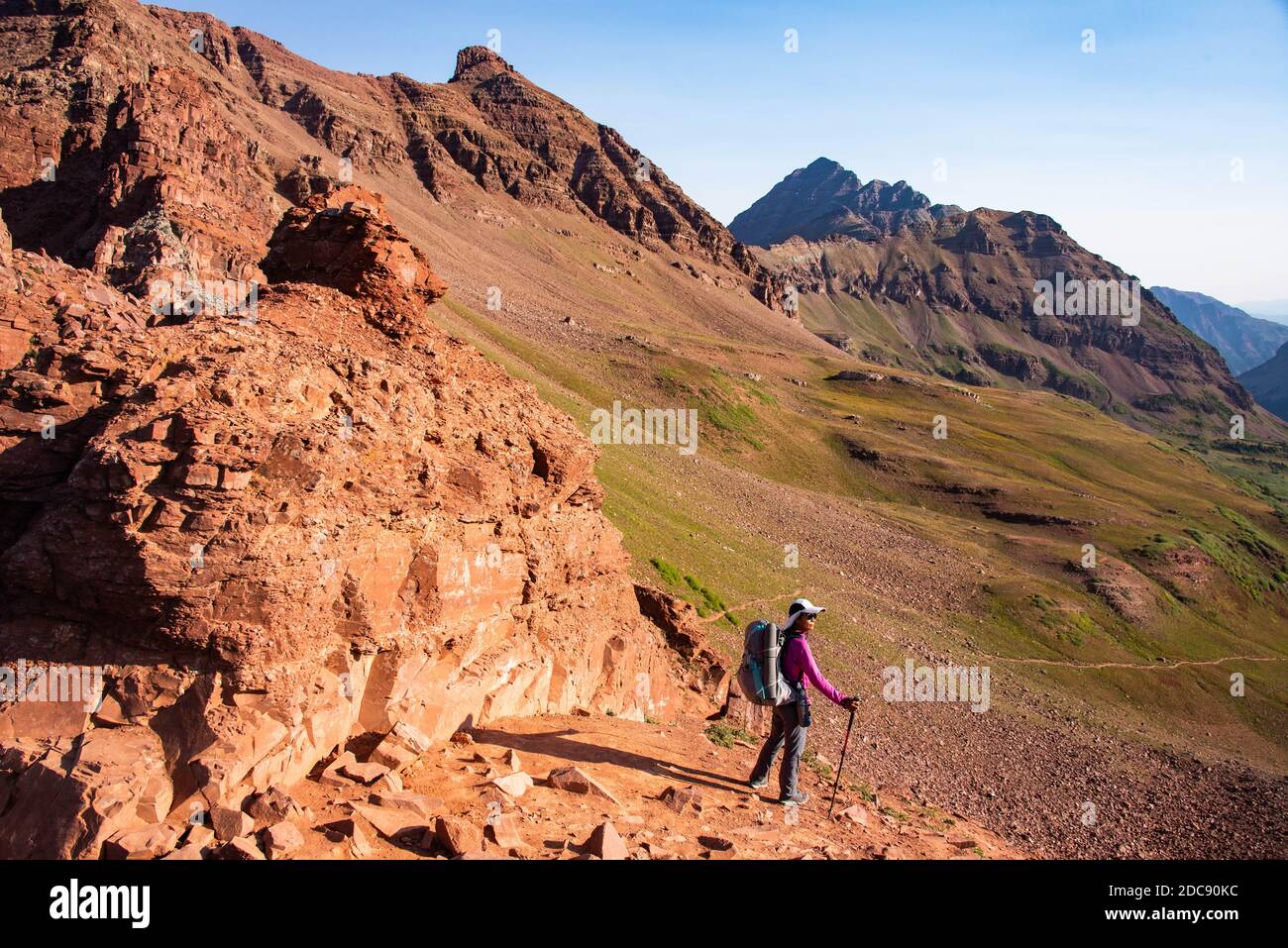 Escalade vers West Maroon Pass sur la boucle Maroon Bells, Aspen, Colorado, États-Unis Banque D'Images