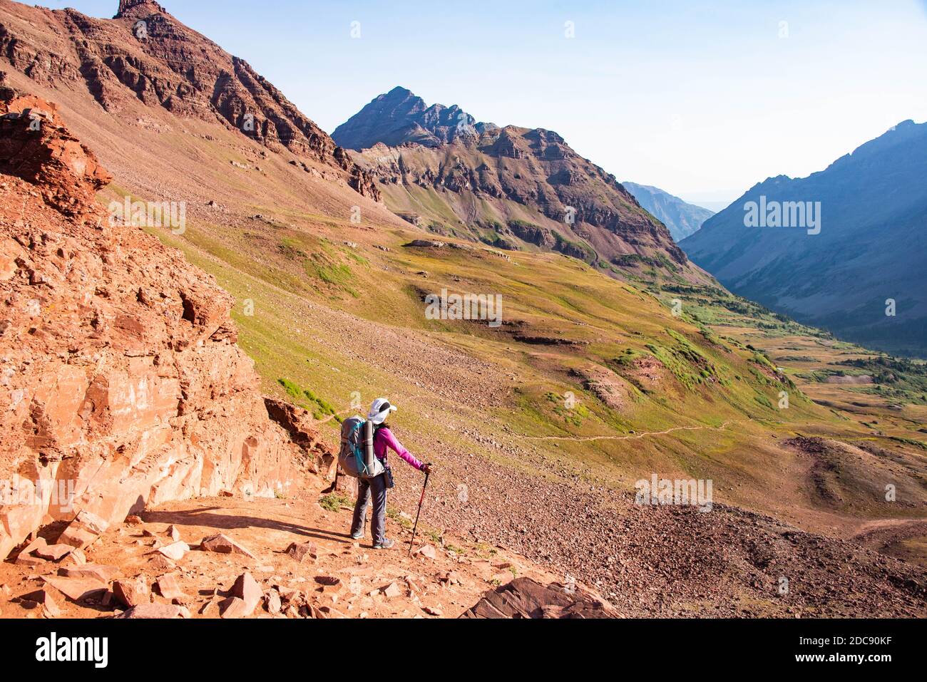 Escalade vers West Maroon Pass sur la boucle Maroon Bells, Aspen, Colorado, États-Unis Banque D'Images