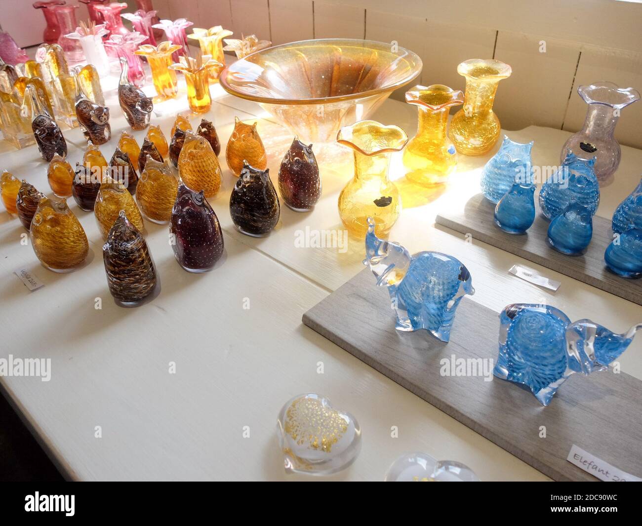 Objets en verre colorés à un artisan du verre, Skansen, Stockholm - Suède  Photo Stock - Alamy